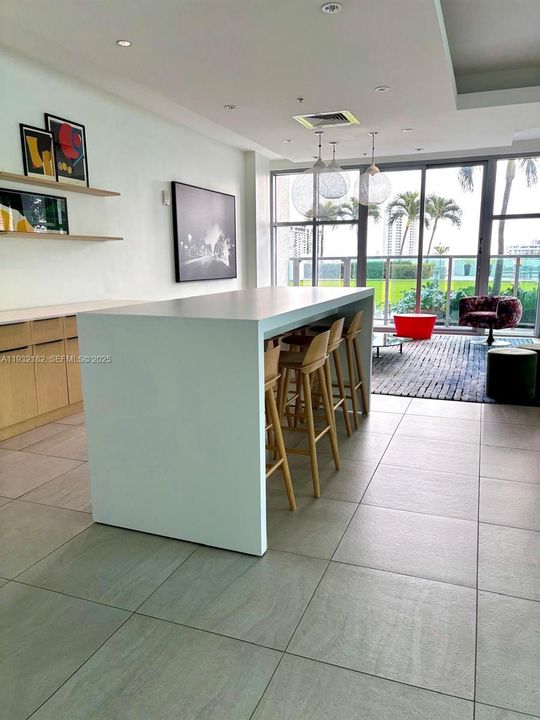 出租: $4,800 (2 贝兹, 2 浴室, 1181 平方英尺)