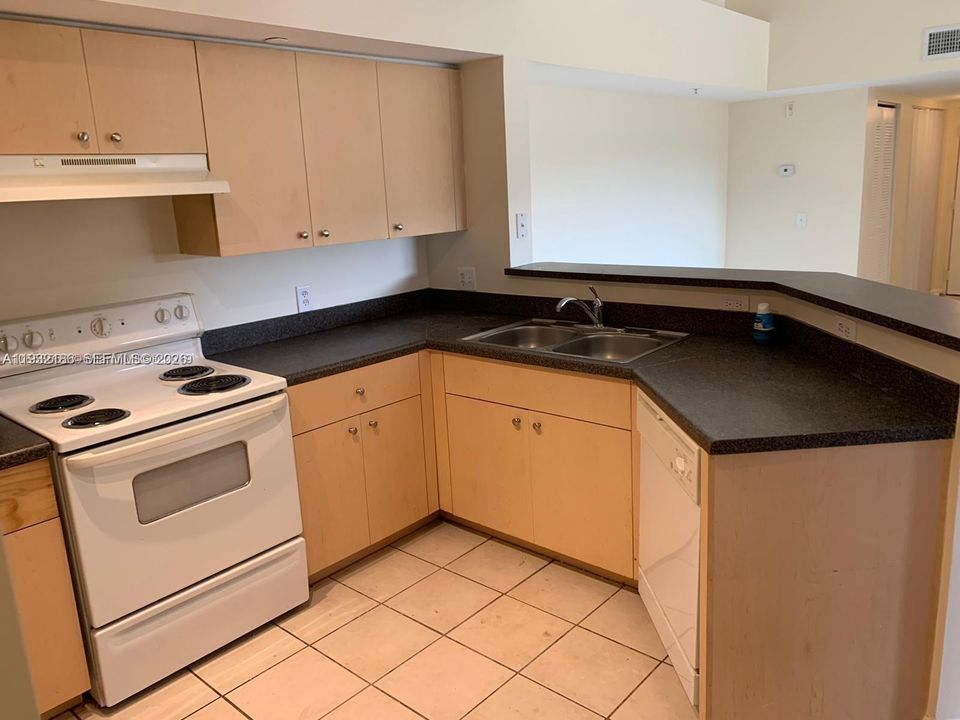 待售: $229,000 (3 贝兹, 2 浴室, 1300 平方英尺)