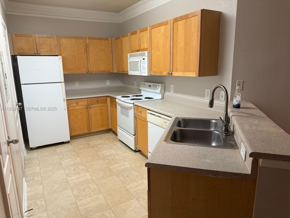 出租: $1,550 (1 贝兹, 1 浴室, 0 平方英尺)