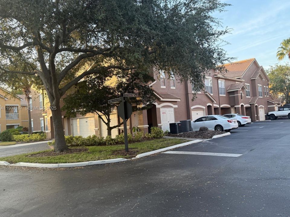 出租: $1,550 (1 贝兹, 1 浴室, 0 平方英尺)