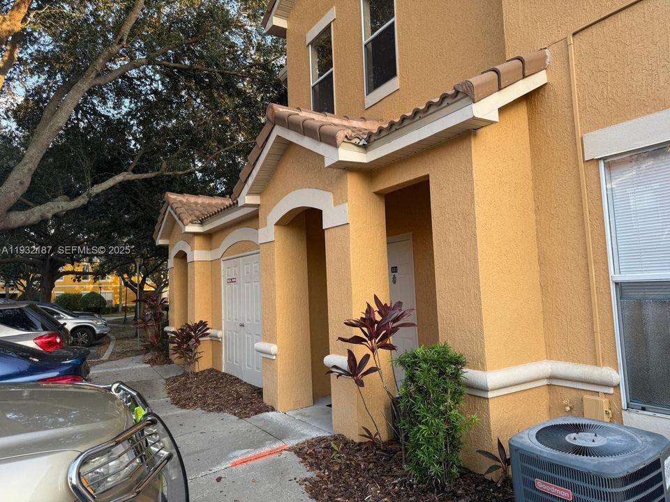 出租: $1,550 (1 贝兹, 1 浴室, 0 平方英尺)