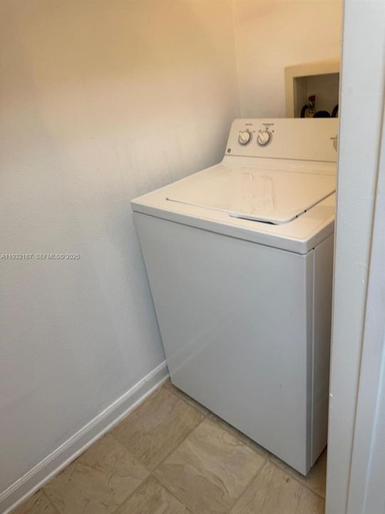 出租: $1,550 (1 贝兹, 1 浴室, 0 平方英尺)