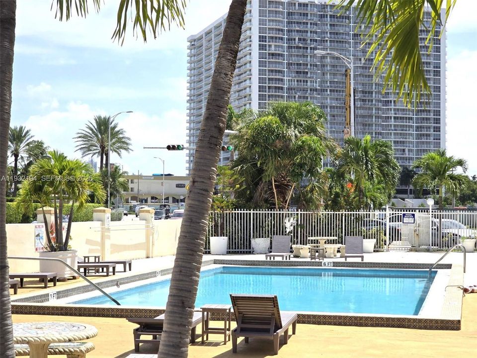 For Rent: $1,750 (1 beds, 1 baths, 692 Square Feet)