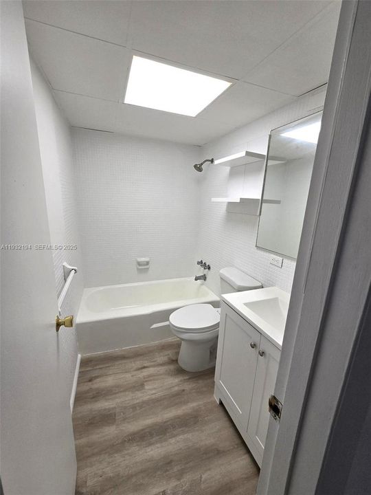 For Rent: $1,750 (1 beds, 1 baths, 692 Square Feet)