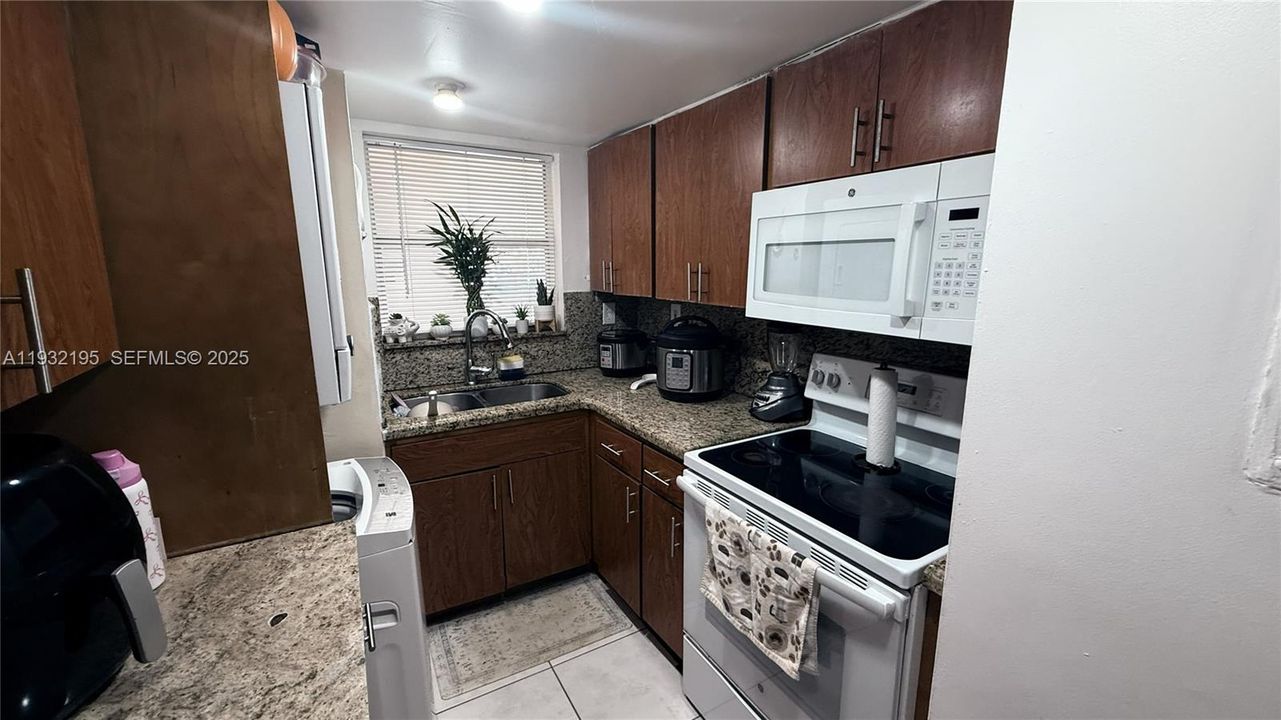 For Rent: $1,950 (1 beds, 1 baths, 680 Square Feet)