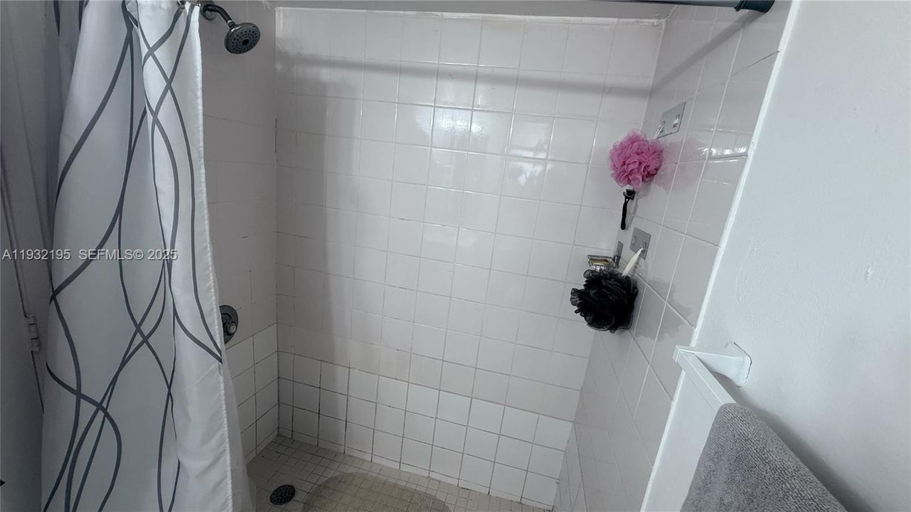 For Rent: $1,950 (1 beds, 1 baths, 680 Square Feet)