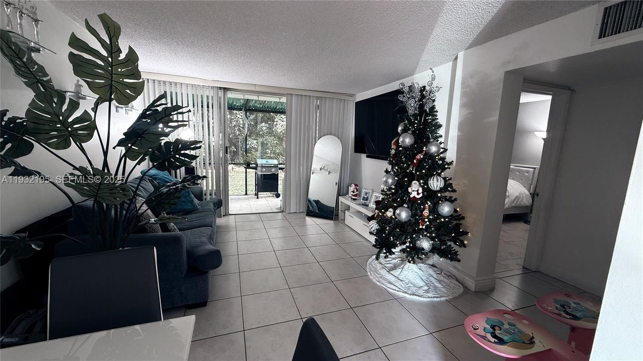 For Rent: $1,950 (1 beds, 1 baths, 680 Square Feet)