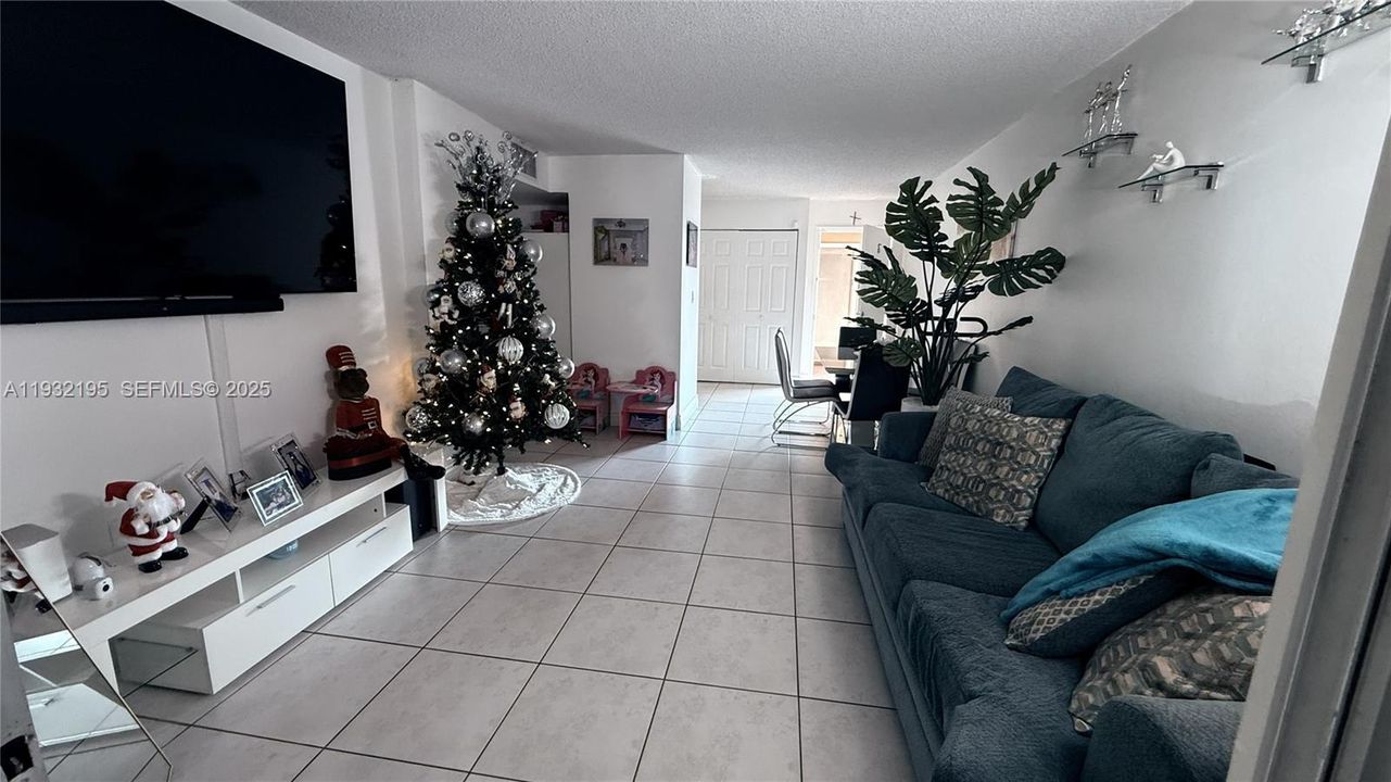 For Rent: $1,950 (1 beds, 1 baths, 680 Square Feet)