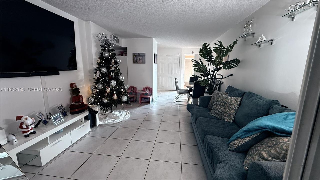 For Rent: $1,950 (1 beds, 1 baths, 680 Square Feet)