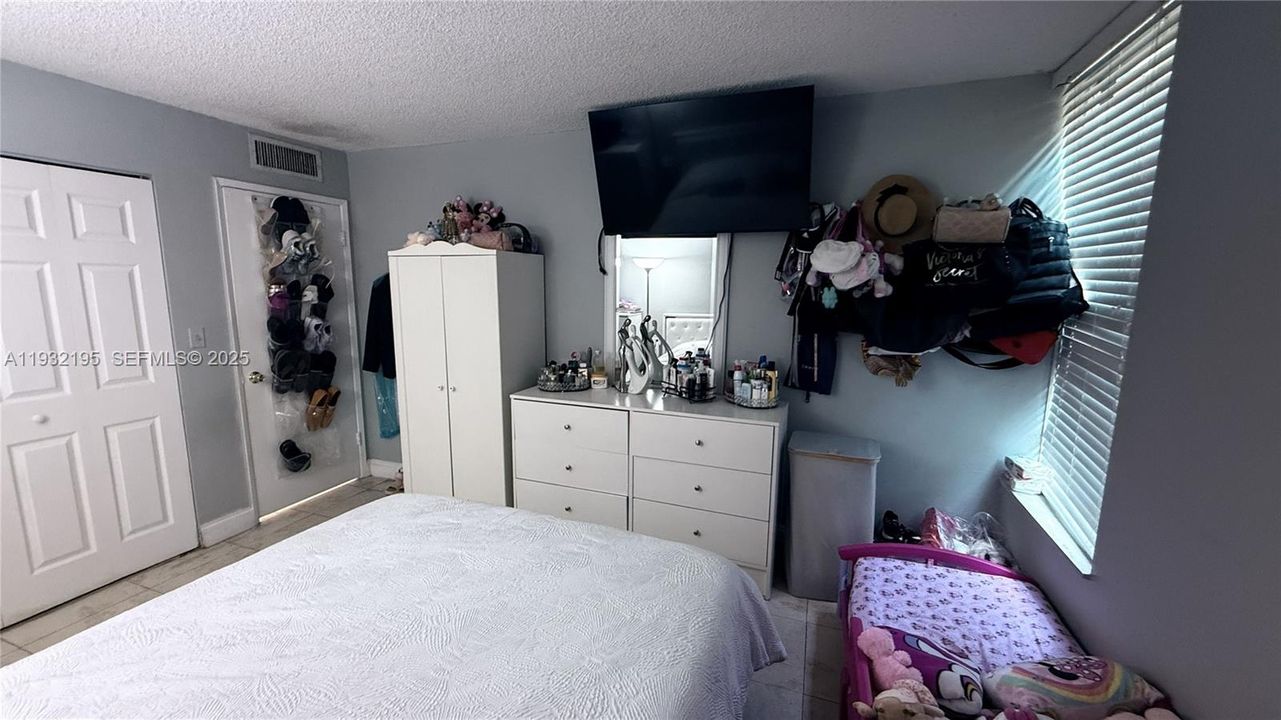 For Rent: $1,950 (1 beds, 1 baths, 680 Square Feet)