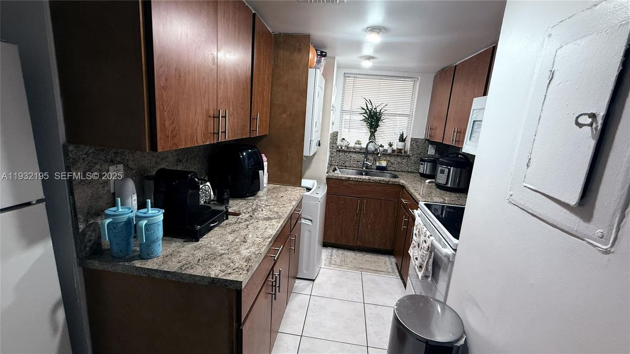 For Rent: $1,950 (1 beds, 1 baths, 680 Square Feet)