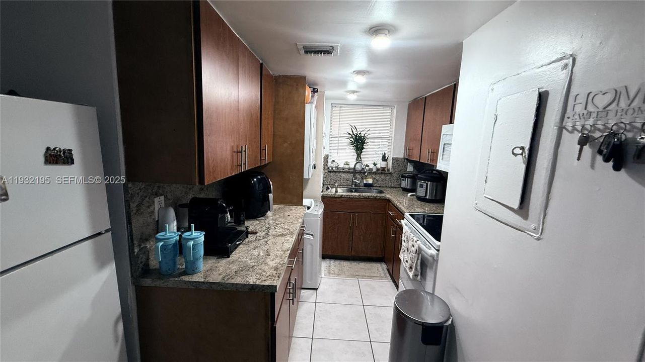 For Rent: $1,950 (1 beds, 1 baths, 680 Square Feet)