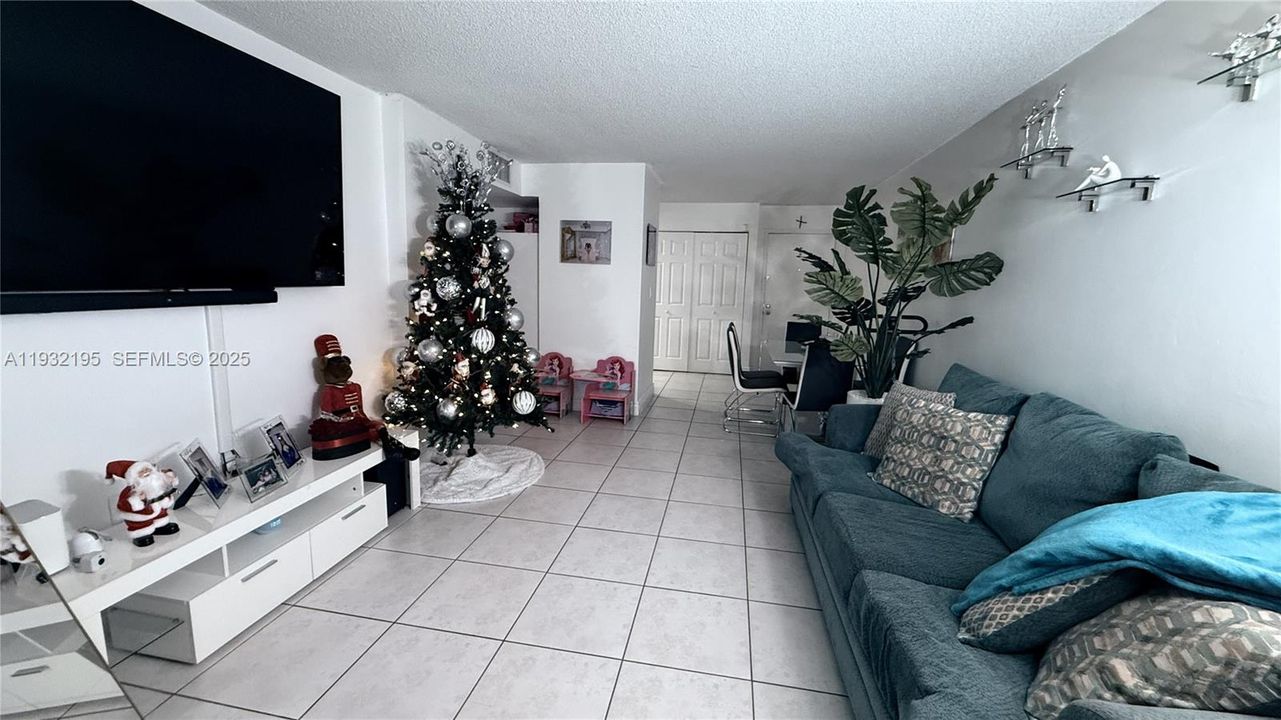 For Rent: $1,950 (1 beds, 1 baths, 680 Square Feet)