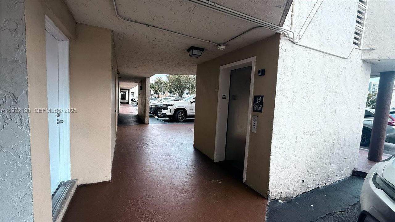 For Rent: $1,950 (1 beds, 1 baths, 680 Square Feet)