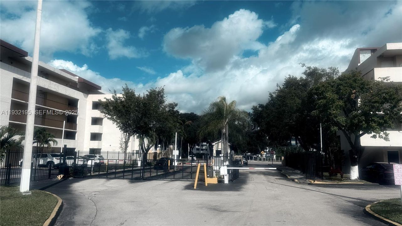 For Rent: $1,950 (1 beds, 1 baths, 680 Square Feet)