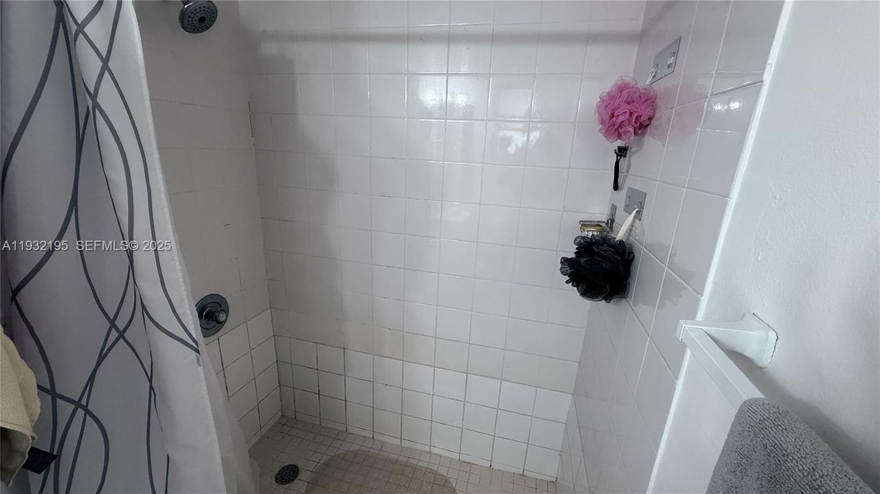 For Rent: $1,950 (1 beds, 1 baths, 680 Square Feet)