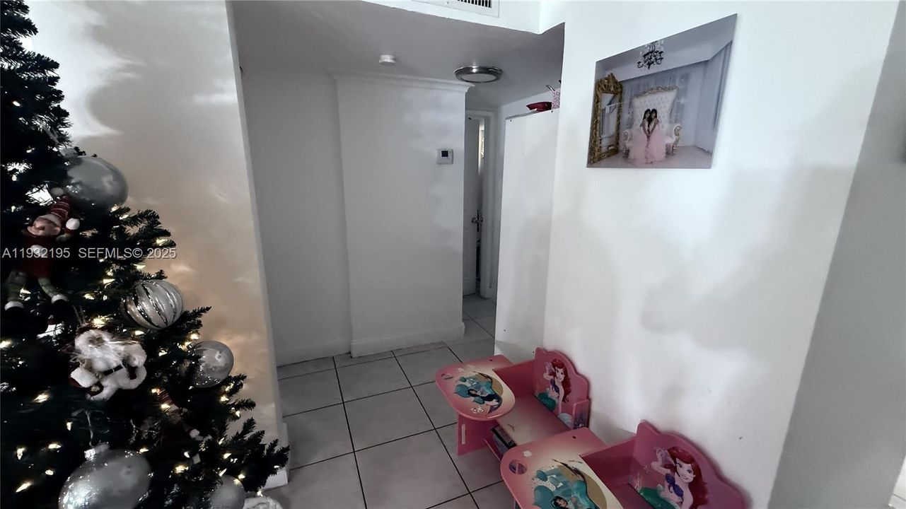 For Rent: $1,950 (1 beds, 1 baths, 680 Square Feet)