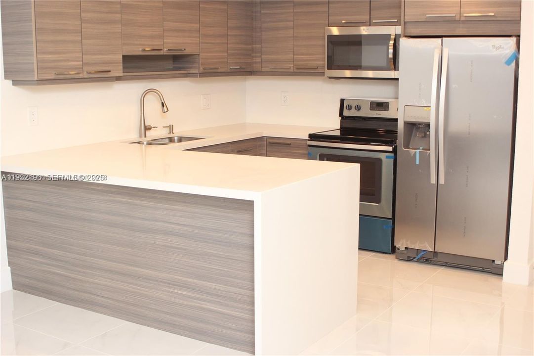 For Sale: $220,000 (1 beds, 1 baths, 870 Square Feet)