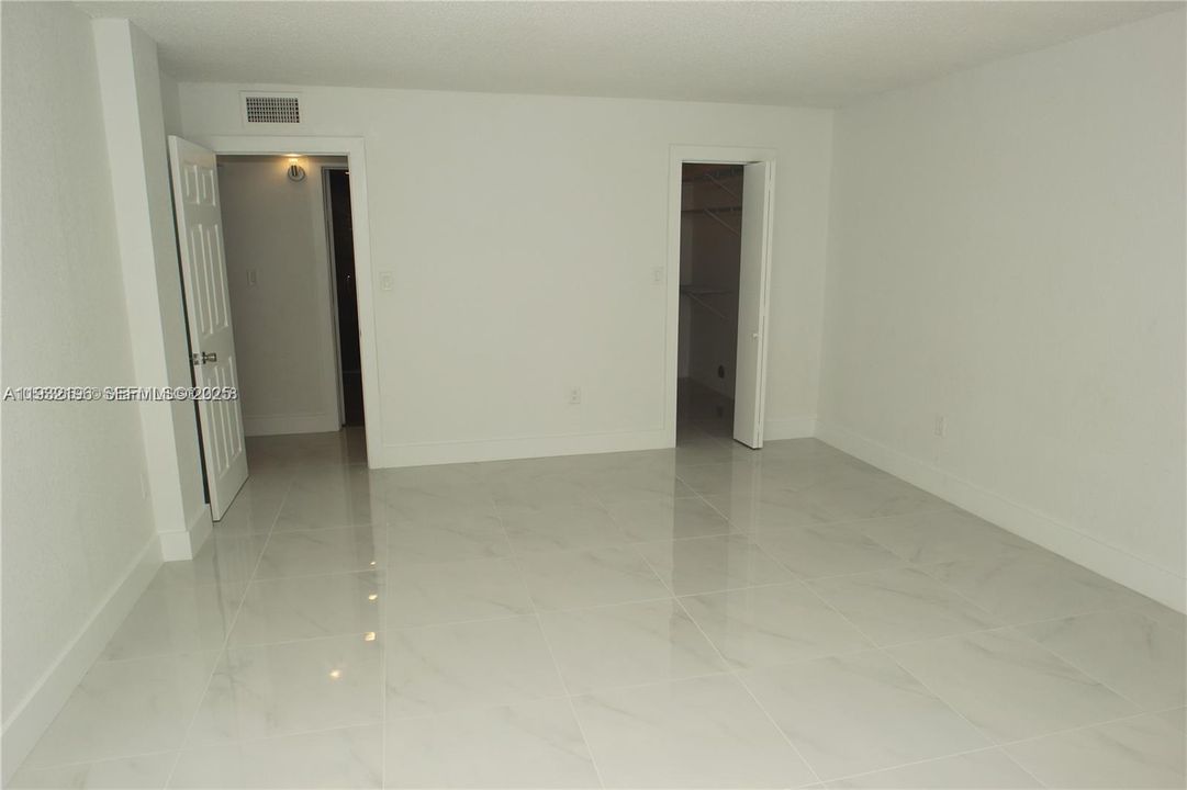 For Sale: $220,000 (1 beds, 1 baths, 870 Square Feet)
