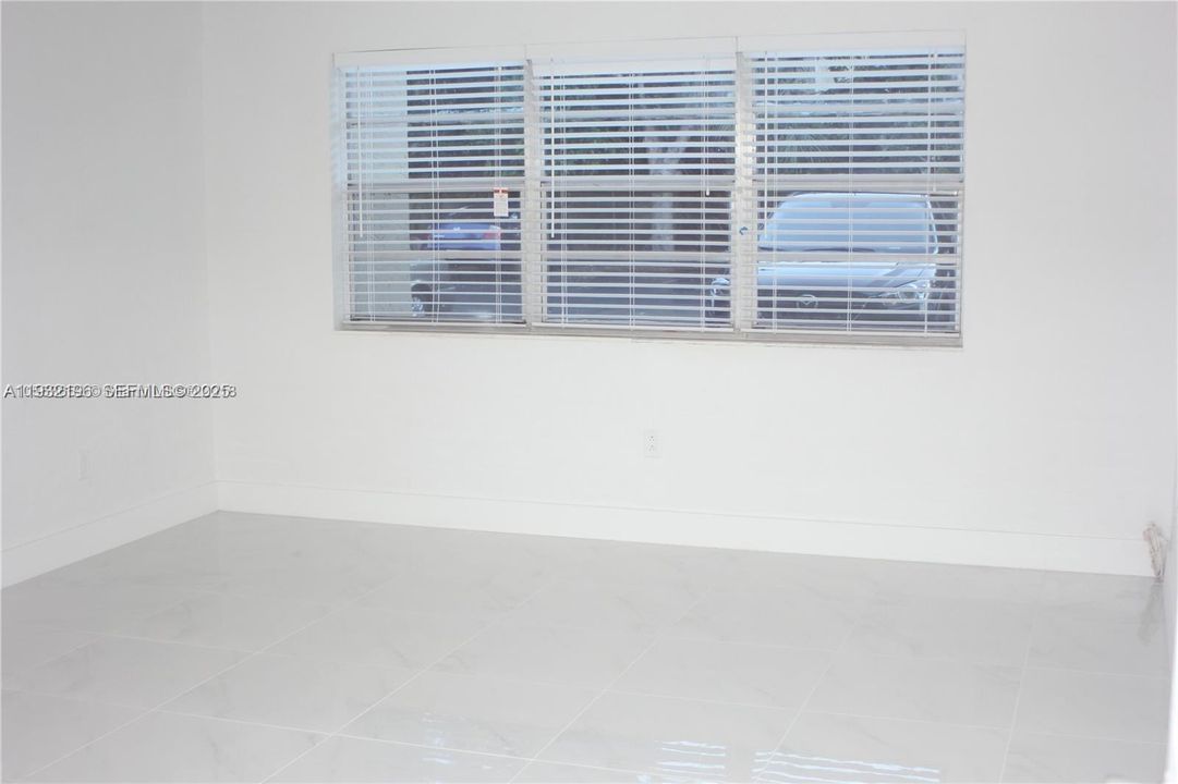 For Sale: $220,000 (1 beds, 1 baths, 870 Square Feet)