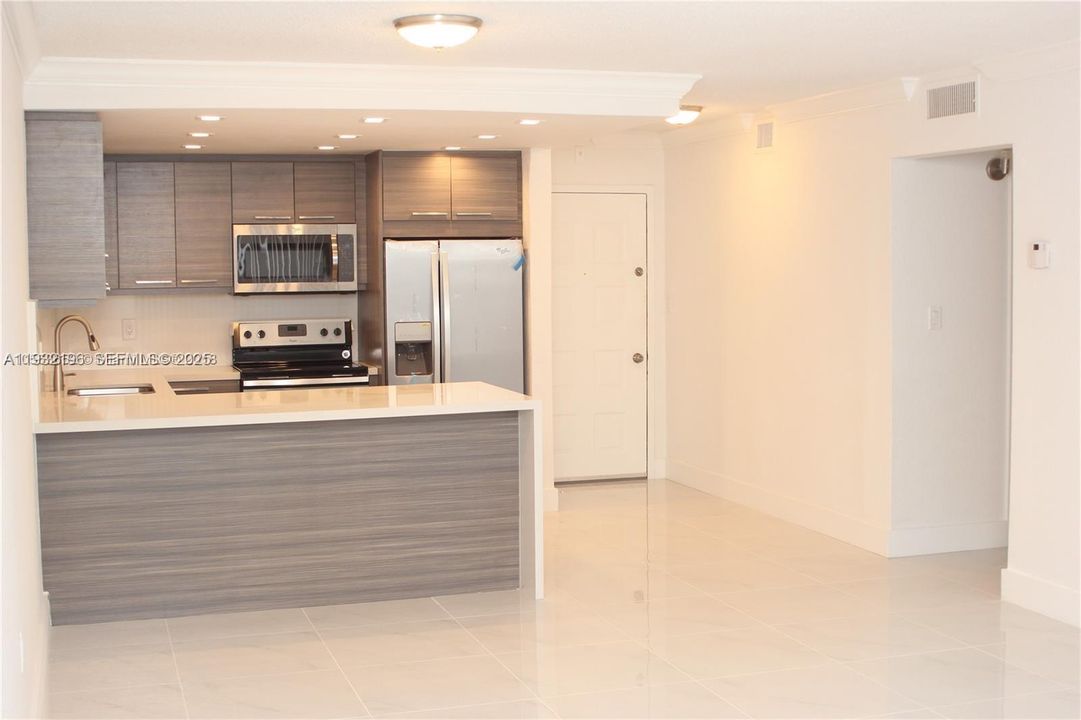 For Sale: $220,000 (1 beds, 1 baths, 870 Square Feet)