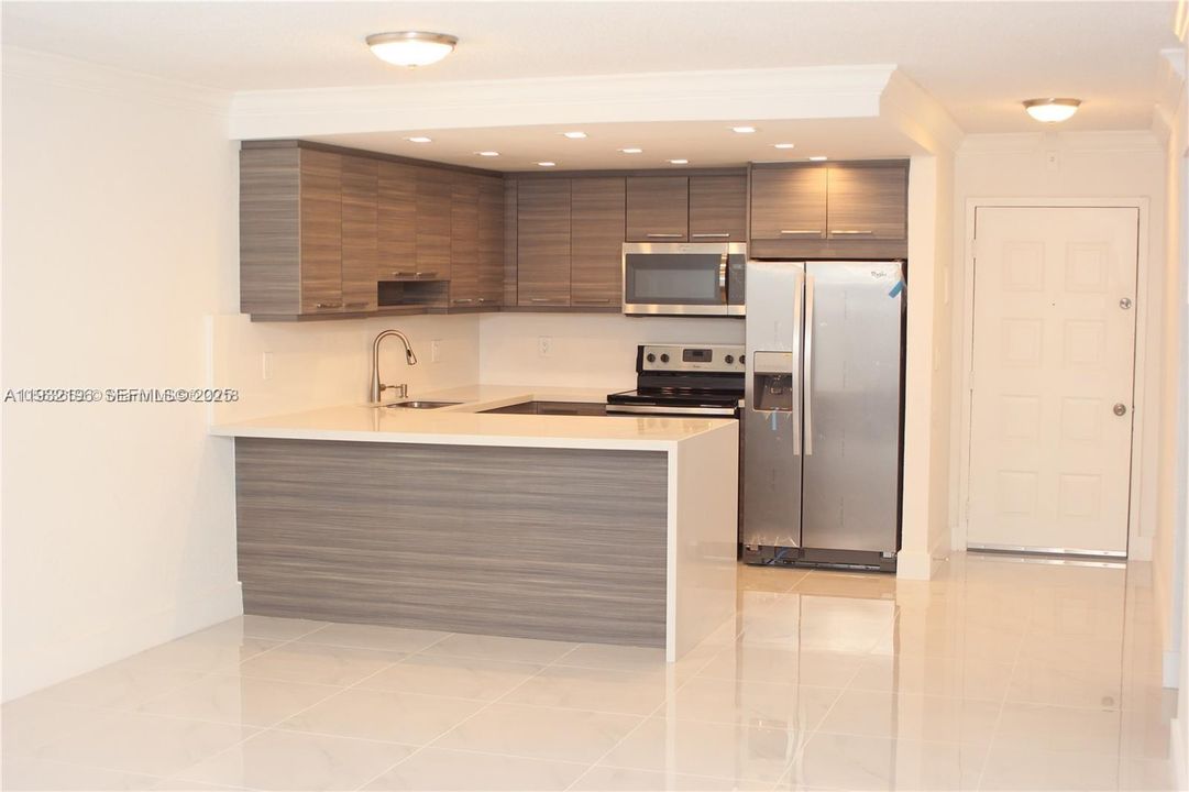 For Sale: $220,000 (1 beds, 1 baths, 870 Square Feet)