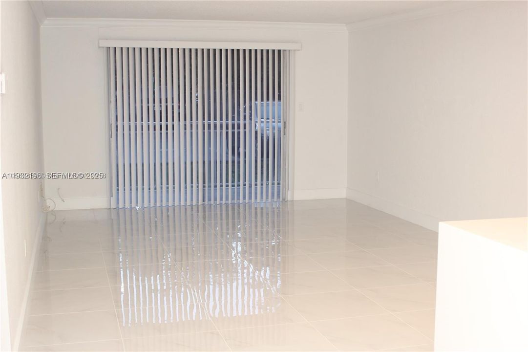 For Sale: $220,000 (1 beds, 1 baths, 870 Square Feet)