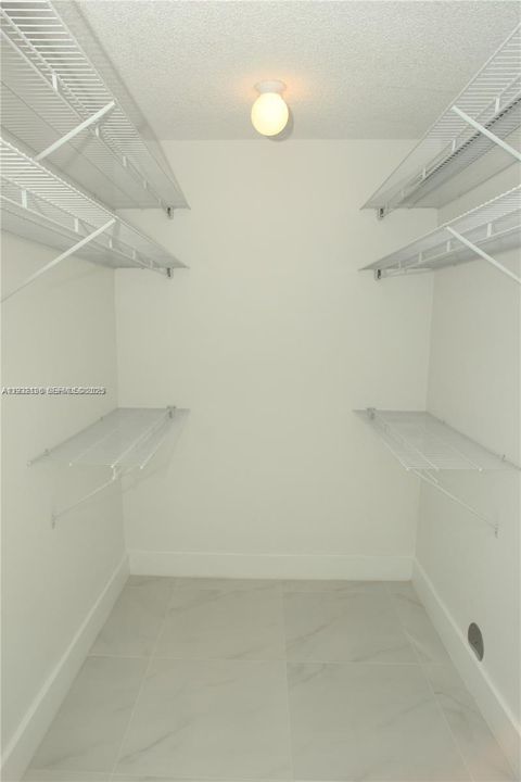 For Sale: $220,000 (1 beds, 1 baths, 870 Square Feet)