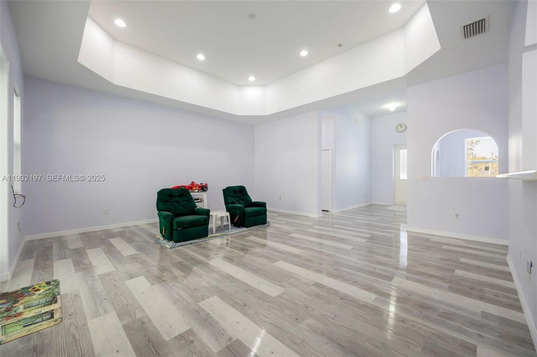 待售: $749,000 (4 贝兹, 3 浴室, 0 平方英尺)