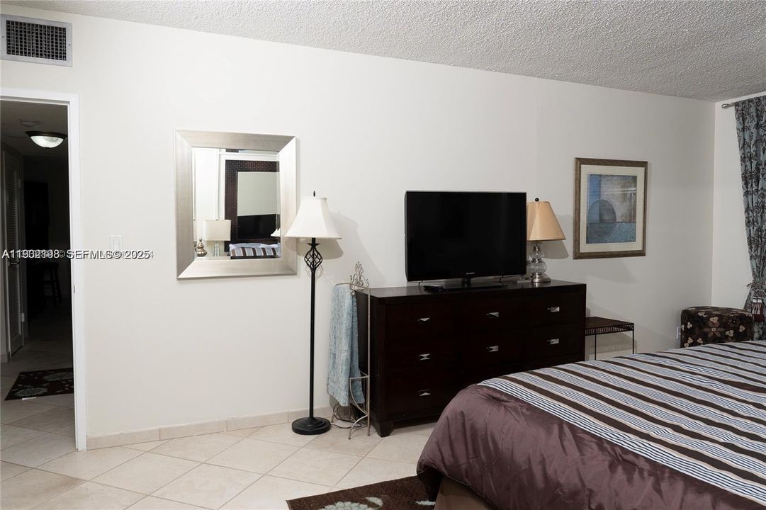 For Sale: $550,000 (2 beds, 2 baths, 1248 Square Feet)