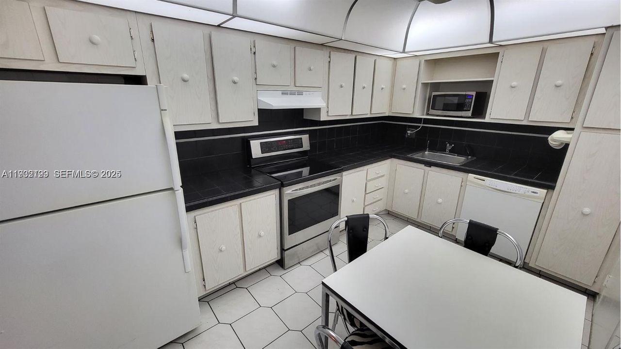 На продажу: $395,000 (2 спален, 2 ванн, 1334 Квадратных фут)