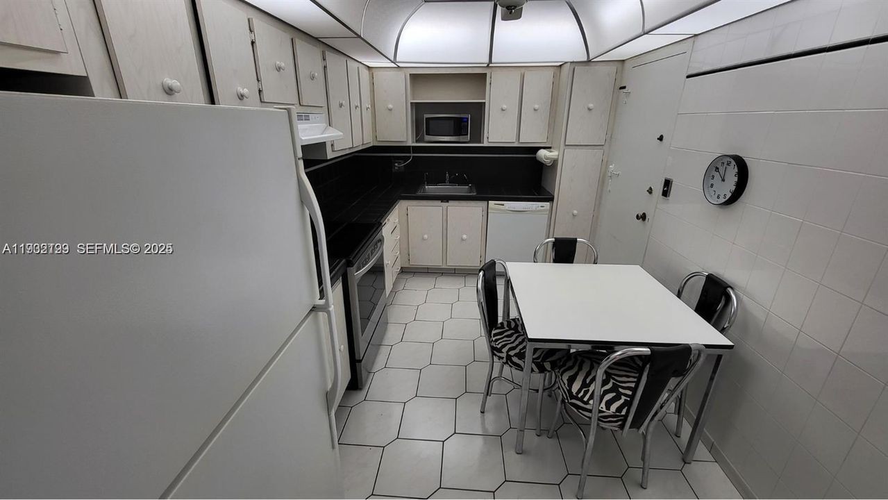 На продажу: $395,000 (2 спален, 2 ванн, 1334 Квадратных фут)