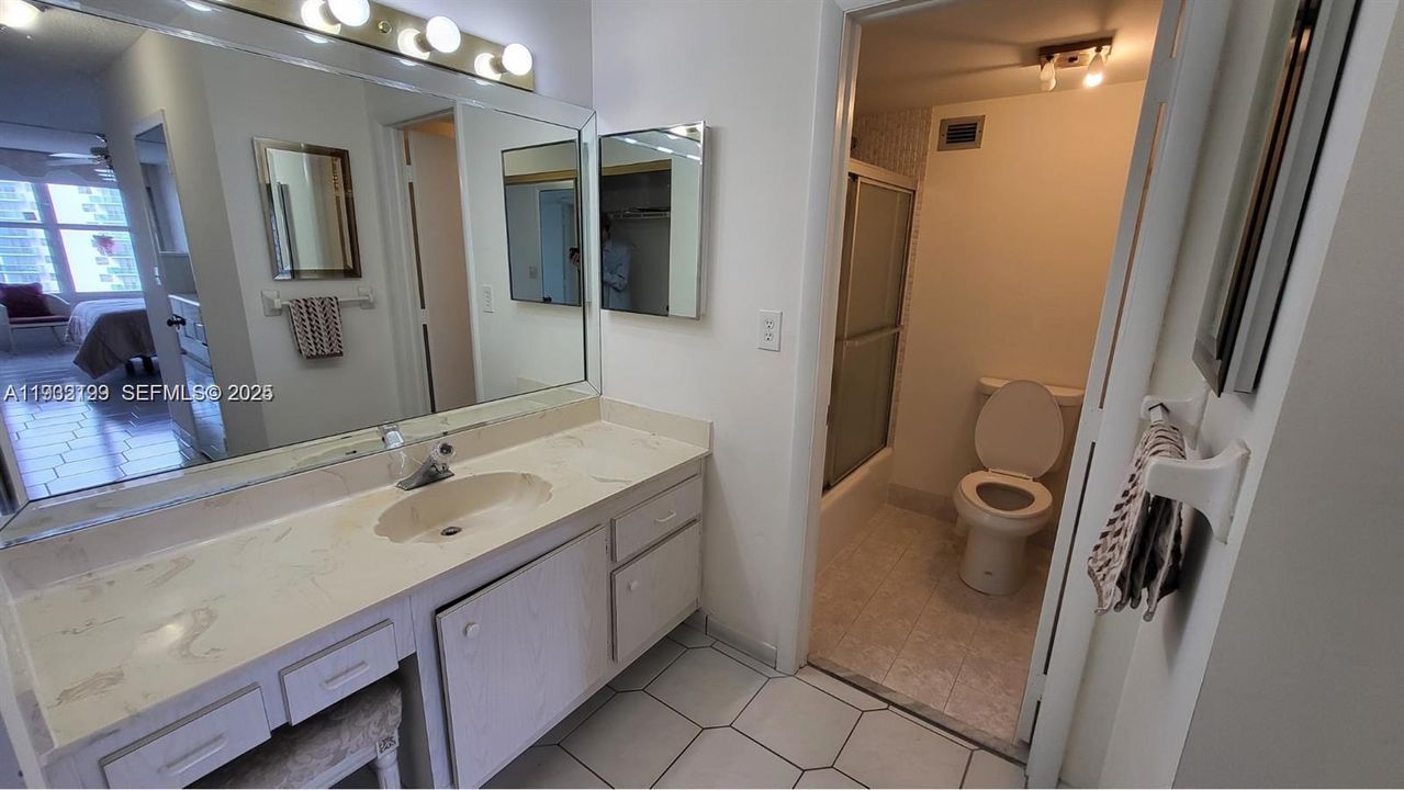 На продажу: $395,000 (2 спален, 2 ванн, 1334 Квадратных фут)