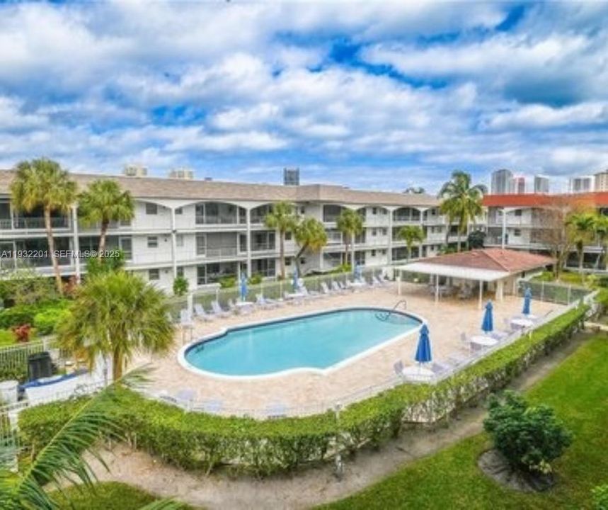 For Rent: $1,950 (2 beds, 2 baths, 1200 Square Feet)