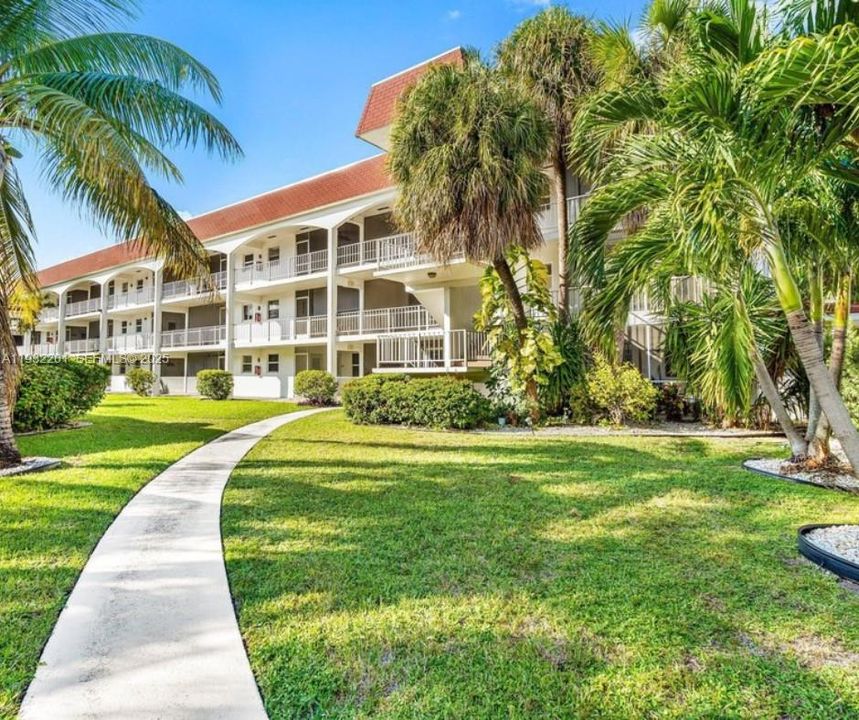 For Rent: $1,950 (2 beds, 2 baths, 1200 Square Feet)