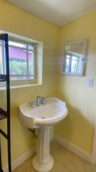 For Rent: $1,400 (1 beds, 1 baths, 400 Square Feet)