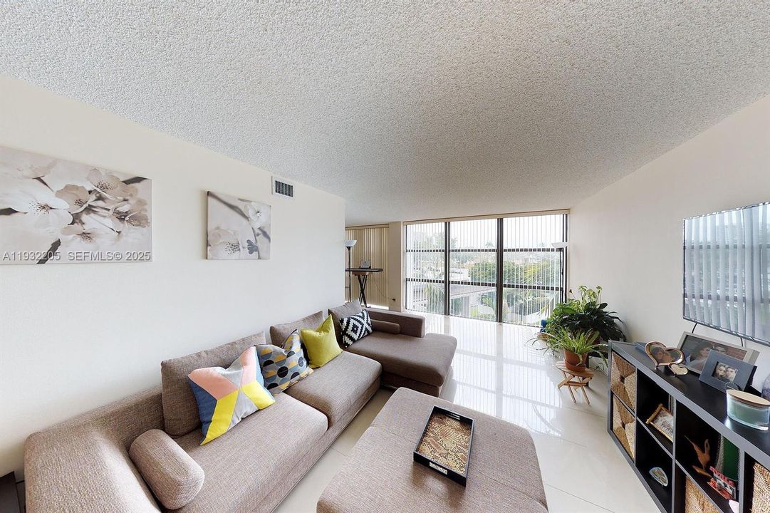 出租: $1,900 (1 贝兹, 1 浴室, 1075 平方英尺)