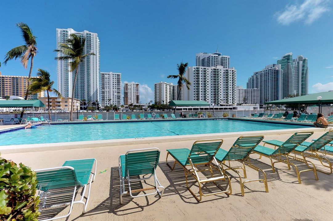 出租: $1,900 (1 贝兹, 1 浴室, 1075 平方英尺)