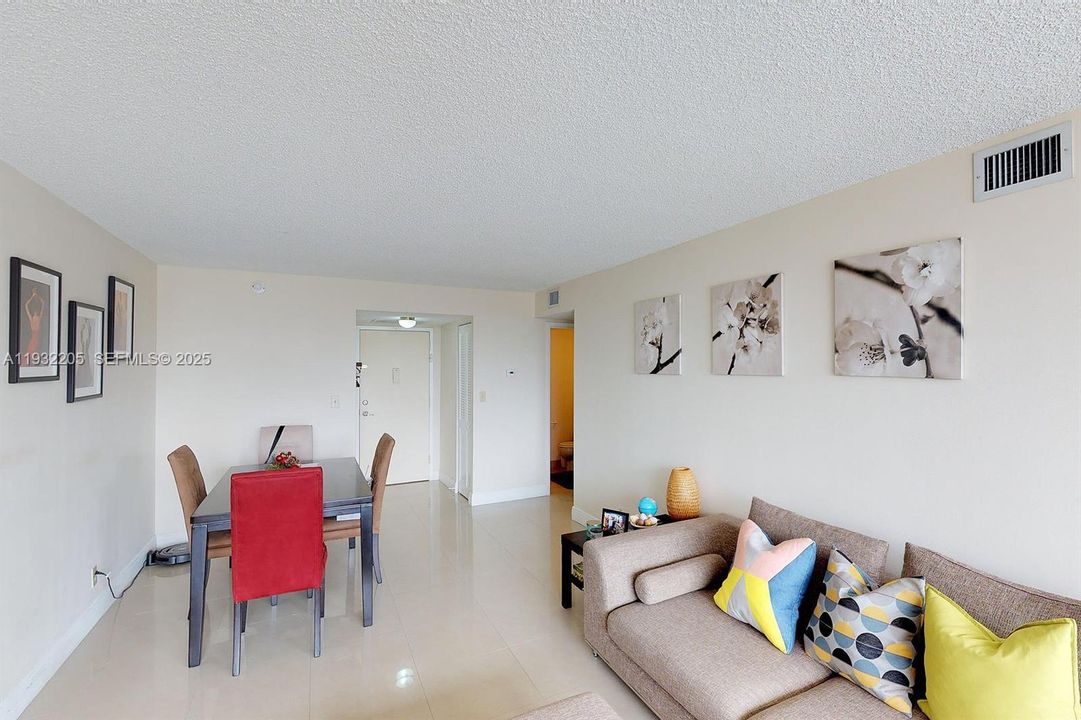 出租: $1,900 (1 贝兹, 1 浴室, 1075 平方英尺)