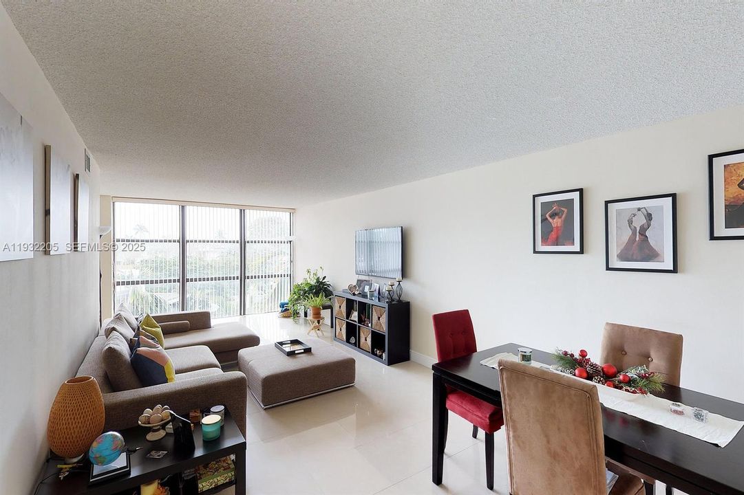 出租: $1,900 (1 贝兹, 1 浴室, 1075 平方英尺)