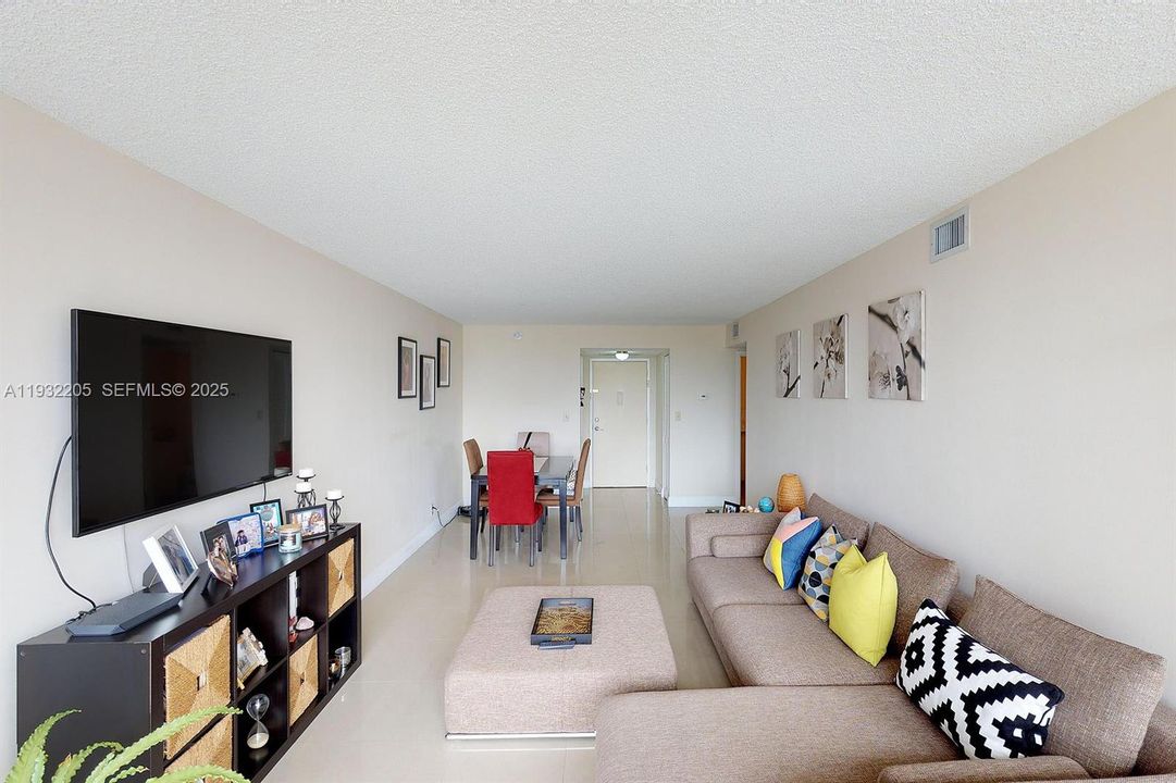 出租: $1,900 (1 贝兹, 1 浴室, 1075 平方英尺)