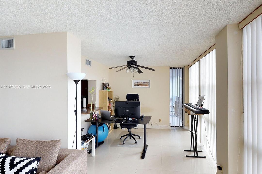 出租: $1,900 (1 贝兹, 1 浴室, 1075 平方英尺)