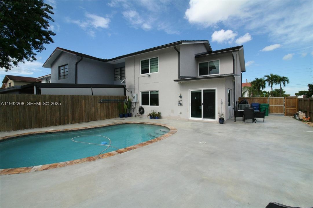 En Venta: $750,000 (4 camas, 3 baños, 2150 Pies cuadrados)