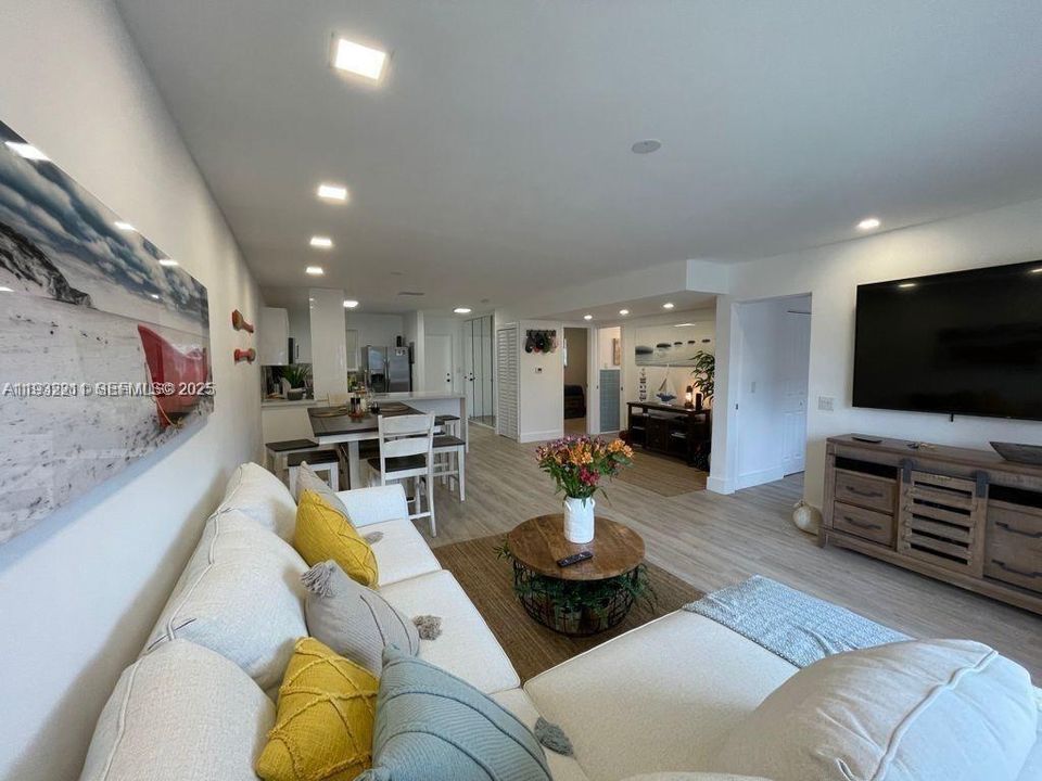 出租: $2,500 (2 贝兹, 2 浴室, 970 平方英尺)