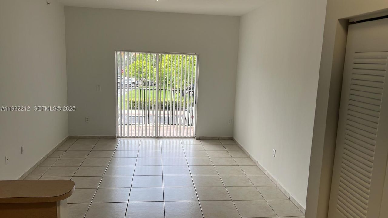 For Rent: $2,500 (2 beds, 2 baths, 870 Square Feet)