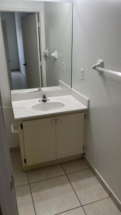 For Rent: $2,500 (2 beds, 2 baths, 870 Square Feet)