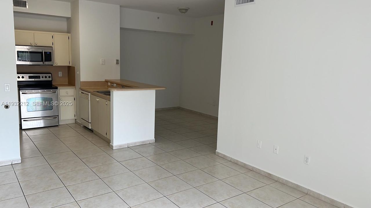 For Rent: $2,500 (2 beds, 2 baths, 870 Square Feet)