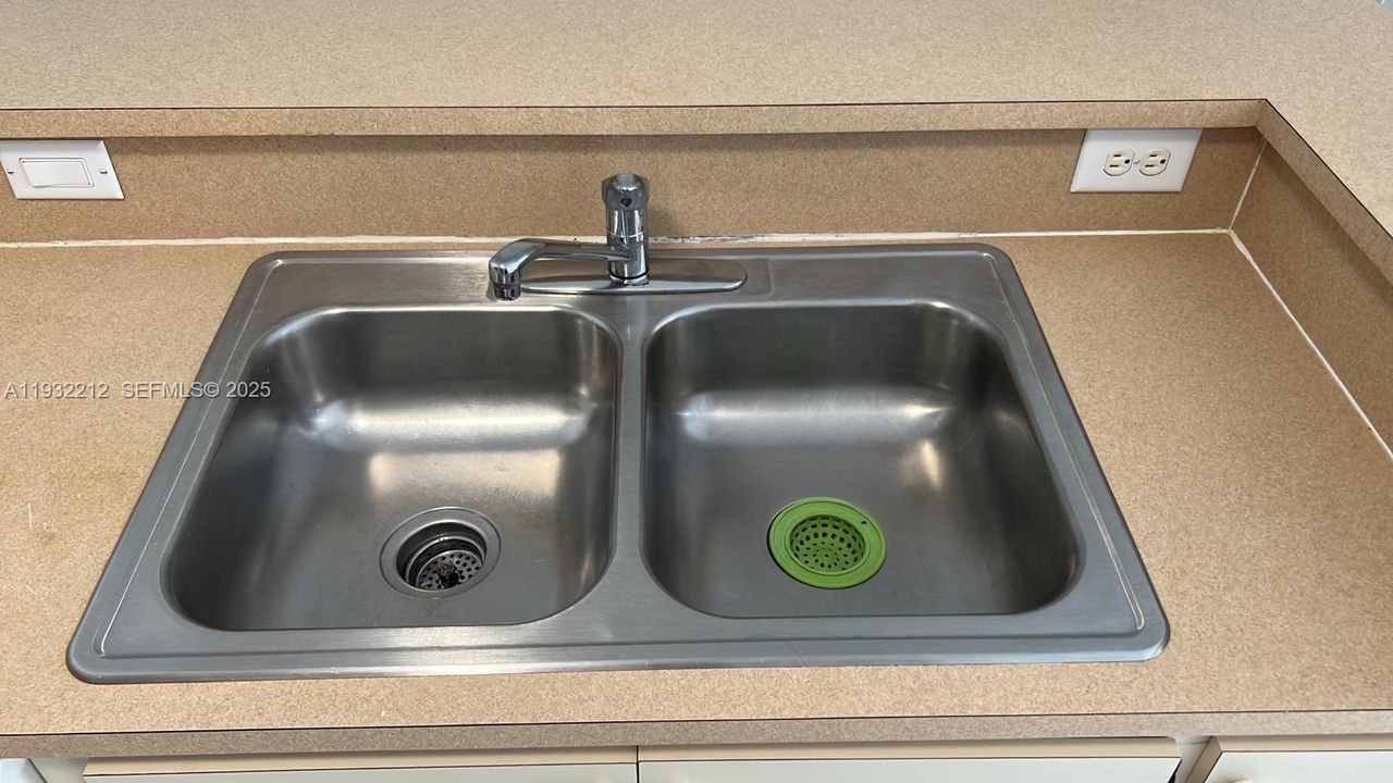 For Rent: $2,500 (2 beds, 2 baths, 870 Square Feet)