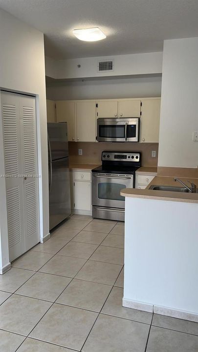 For Rent: $2,500 (2 beds, 2 baths, 870 Square Feet)