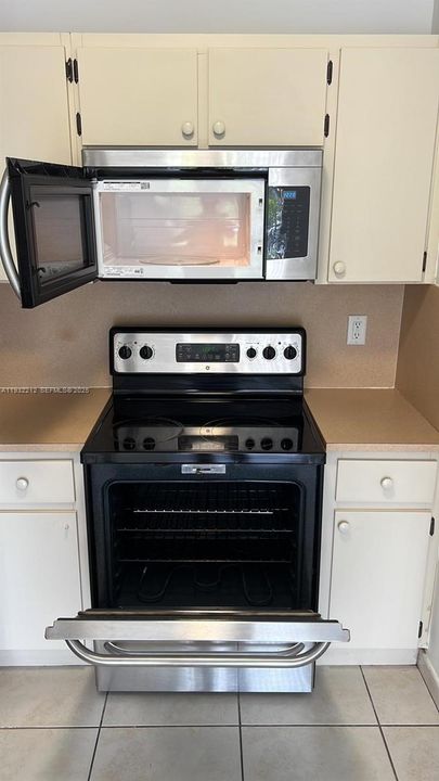 For Rent: $2,500 (2 beds, 2 baths, 870 Square Feet)